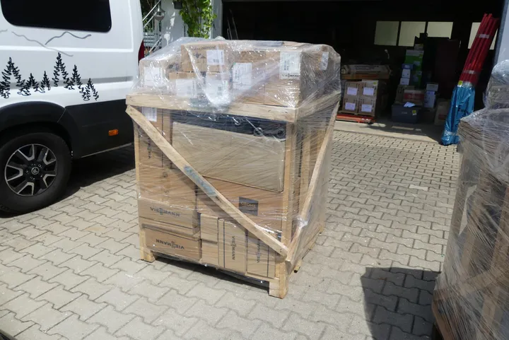 Palette mit Sanitärzubehör u.a. Viessmann Erweiterungssatz für Heizkreis